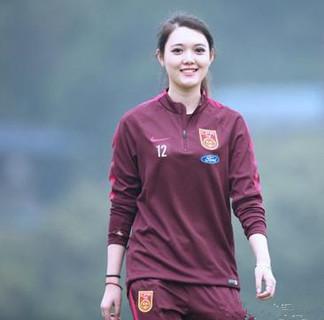 多图！网友：女足最美已非赵丽娜！新晋新闻官更漂亮！你更喜欢谁