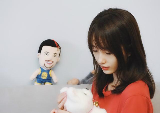 官宣!美女主播小七恋爱了,深夜发文引千人点赞,球迷:含泪祝福