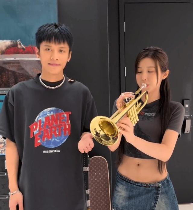 三只羊乔妹现状曝光,携全家游马尔代夫,穿吊带裙晒美腿依然娇艳