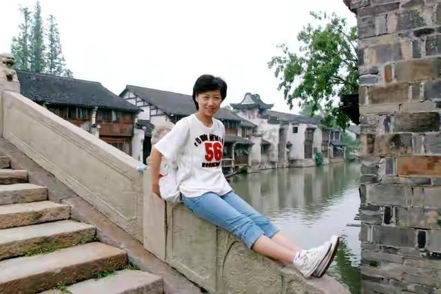 主持人魏笑:新婚第二天车祸离世,丈夫抱着遗体不愿放手