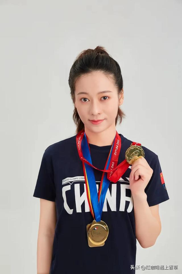 前体操冠军吴柳芳变“性感主播”31岁,身材前凸后翘,丰臀大乳!