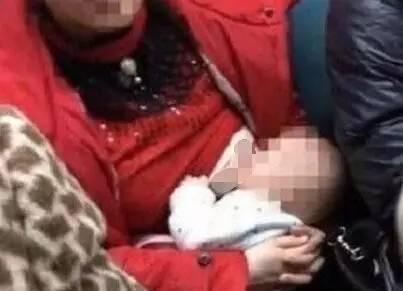 母亲节“母乳快闪”引争议：公开哺乳，你看到的是圣洁还是污秽？