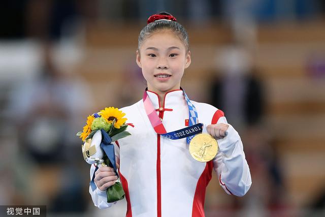 体操冠军成擦边女主播,性感直播惹争议,回怼奥运冠军引众怒,背后真相不忍直视!是逐梦新路还是抹黑体育?