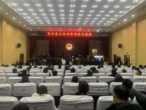 女主播直播吧(身材火爆的“美女主播”+“抠脚大汉”网络直播诈骗1300余万50人全部获刑)