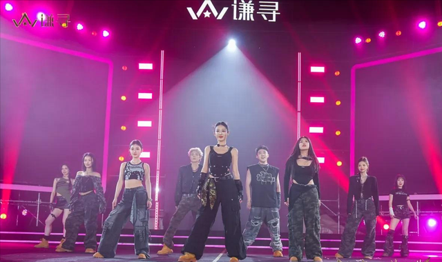 薇娅“消失”2年后再现!年会热舞惊艳全场,又盯上了更赚钱赛道