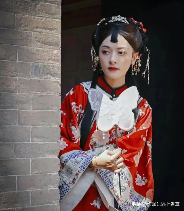 《与辉同行》美女主播安安,原名郭萍艳,云南哈尼族人,能歌善舞