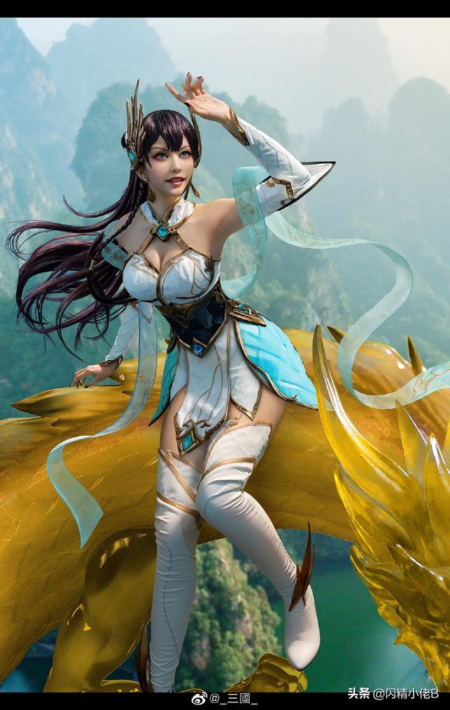 美女COS英雄联盟玉剑传说刀妹，皮肤真白