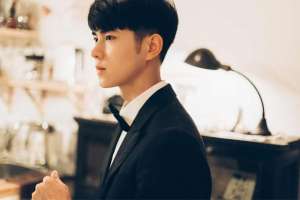 女主播梦绮(小说：惊人，她为了填饱肚子，居然在林子里面学起了人猿飞人。)