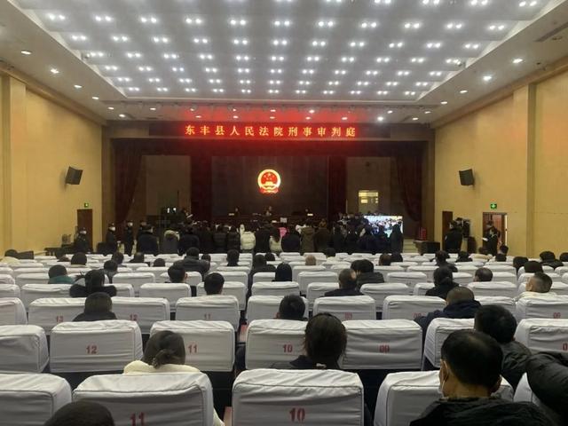 身材火爆的“美女主播”+“抠脚大汉”网络直播诈骗1300余万!50人全部获刑!
