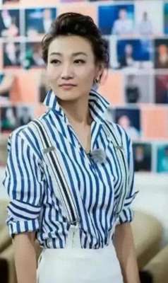 美女主播直播脱衣服(李梓萌，脱下主播装，生活中的她竟然有如此反差)