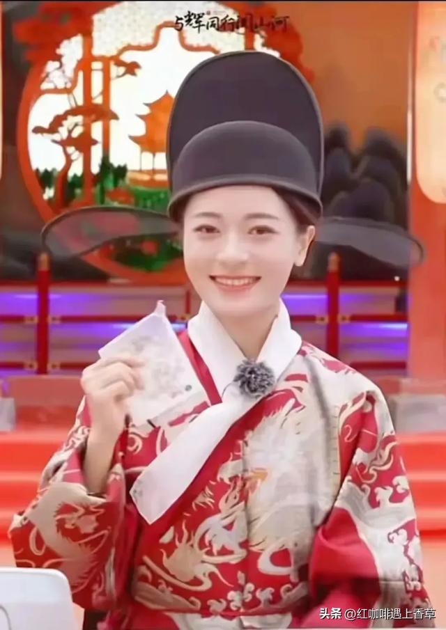 《与辉同行》美女主播安安,原名郭萍艳,云南哈尼族人,能歌善舞