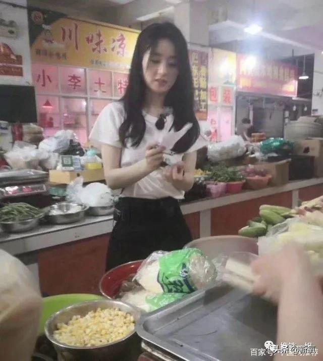 真相!赵丽颖的巴掌腰和拉丝胸原来是这么吃出来的,活该她瘦