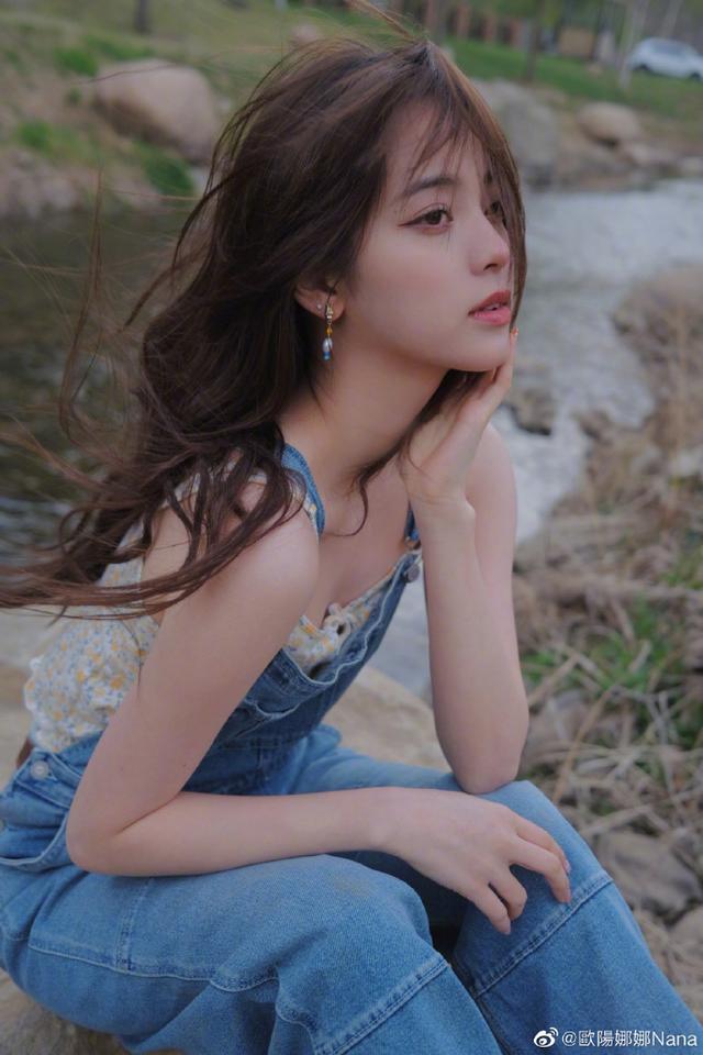 欧阳娜娜晒十二宫格美图 小碎花吊带夏日感十足