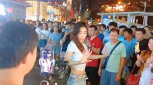 大胸美女主播诱惑热舞(海归美女阿莫在东门街热舞直播，性感迷人，观众纷纷跟拍)