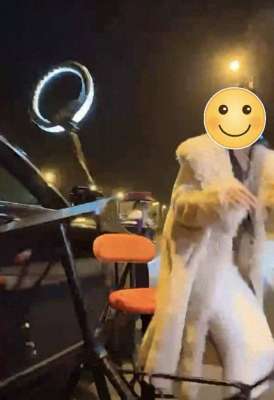 女主播约摩的是什么(乐山女主播深夜直播设备被撞 司机被拘 占道直播是否违法引热议)