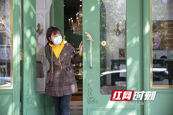 “疫”眼洞见②丨让爱与美好传递 服装定制店的暖心“突围”