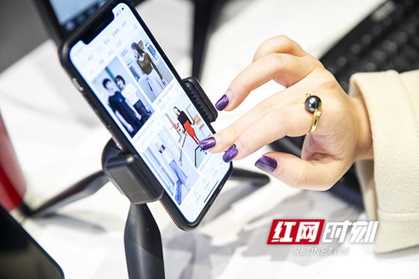 “疫”眼洞见②丨让爱与美好传递 服装定制店的暖心“突围”