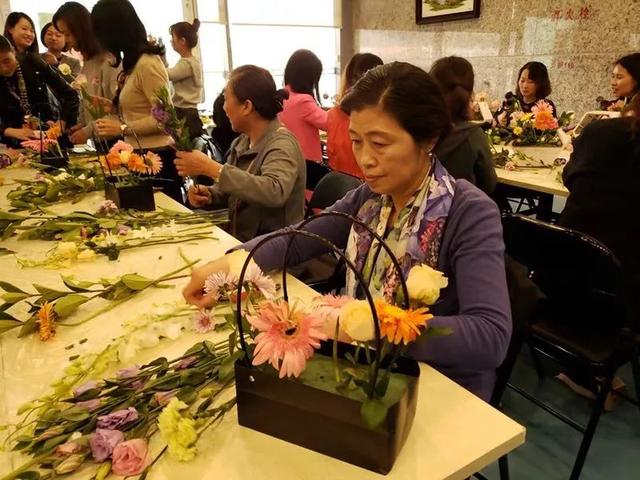 刷屏!江苏美女主播带一群粉丝插花,还约定……