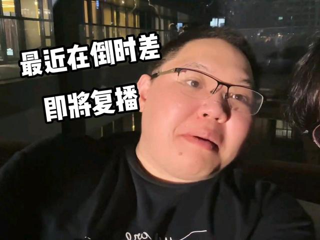 PDD拿朋友账号露脸直播,连麦女主播让跳热舞,还偷看她傲人身材