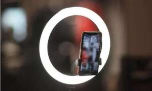 22岁网络女主播(长沙22岁网络女主播直播时险丧命，医生：心情太激动)