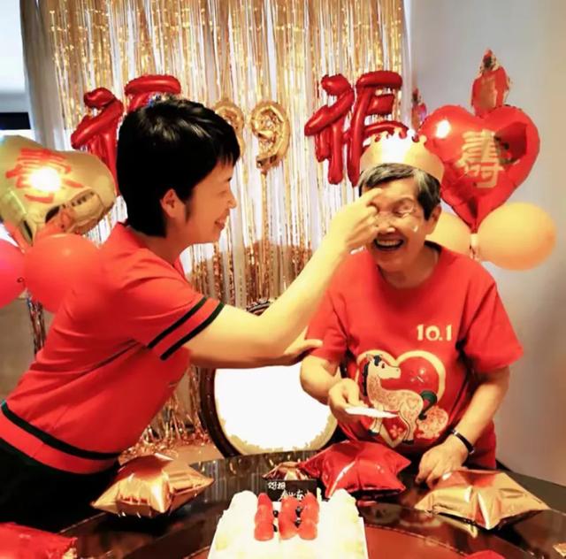 主持人黄薇:和蔡国庆青梅竹马,照顾瘫痪父亲11年,母亲让她落泪