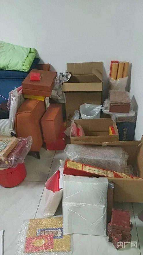花50万买上百件、不惜断绝关系!起底直播间骗老人买“藏品”套路