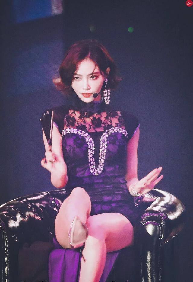 女星舞台旗袍激情舞蹈,妩媚神情太撩人!
