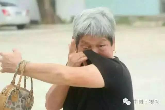 感动:抗洪一线上的军民一家亲