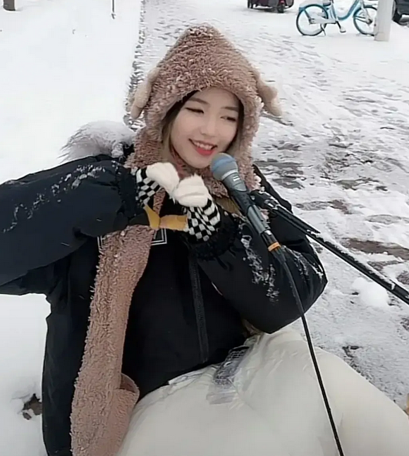 女网红大雪天在户外直播一整夜,一晚涨粉20万,直言钱比命重要