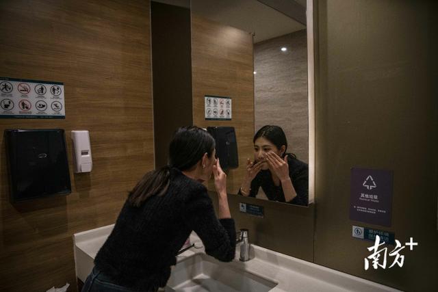 百万粉丝女主播的“双十一”之夜:凌晨3点下播后,她睡在了直播间