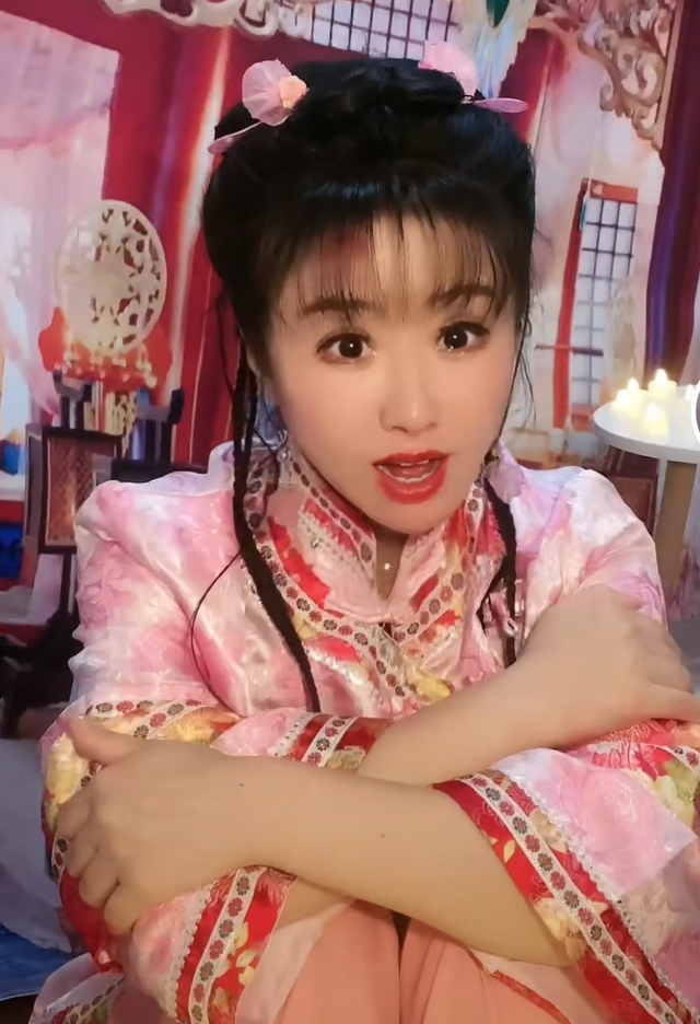 紫薇模仿者怕被告改名,直播不敢要礼物,观看人气大跌哽咽落泪