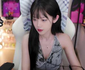 艾琳女主播合集(艾琳穿白色吊带直播，“哇塞”身材展露无遗，这不花钱可以看的？)