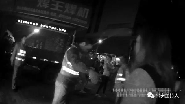 禅城一醉酒女子脱裙裸奔,当街闹事!民警劝阻竟被突然掌掴......