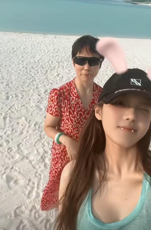 三只羊乔妹现状曝光,携全家游马尔代夫,穿吊带裙晒美腿依然娇艳