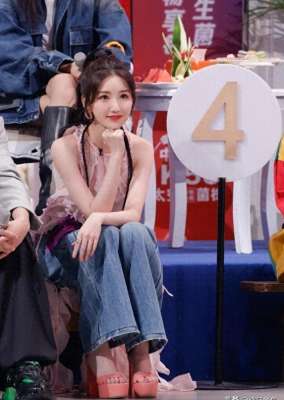 女主播丝脚视频(毛晓彤白皙脚丫成焦点，清纯可爱，又不失性感妩媚)