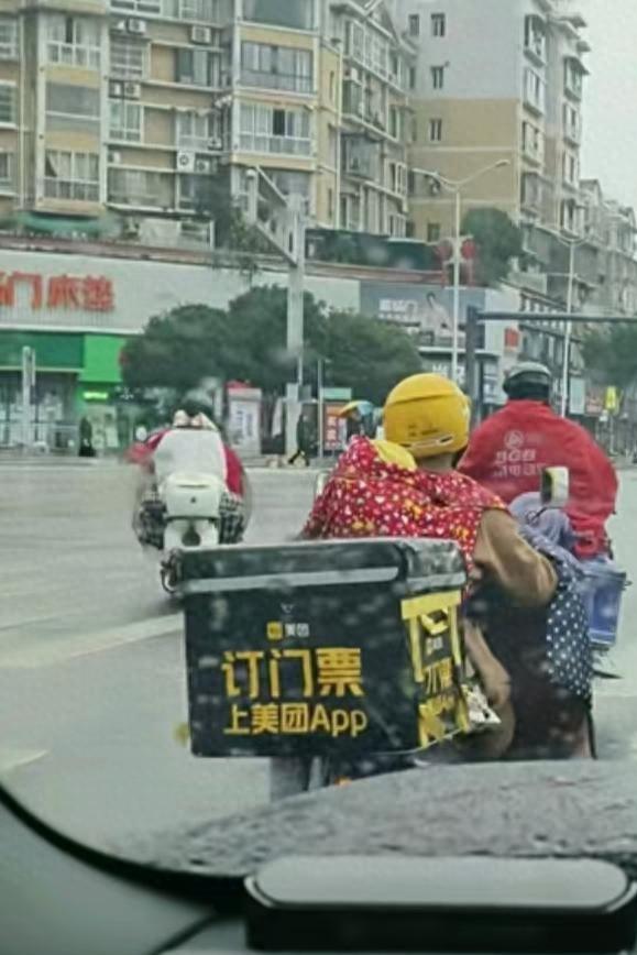 网友发布“女骑手带娃送餐”视频引关注 记者求证:女子非骑手,实为带孙回家