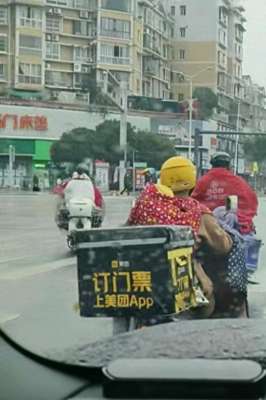 女主播美团外卖(网友发布“女骑手带娃送餐”视频引关注 记者求证：女子非骑手，实为带孙回家)