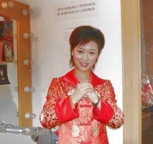 主持人魏笑:新婚第二天车祸离世,丈夫抱着遗体不愿放手