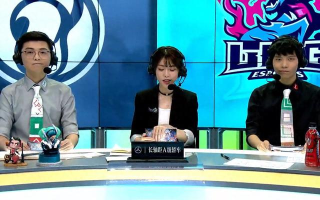LOL女主播送“唇印”写真!保底消费3K获得,粉丝:能附魔脚吗?