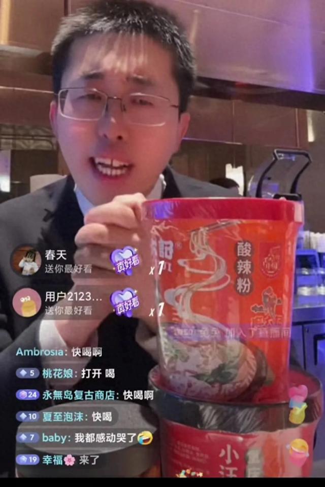 擦桌子,小井坐前台偷偷摸摸开直播,一下涌进几万人的背后