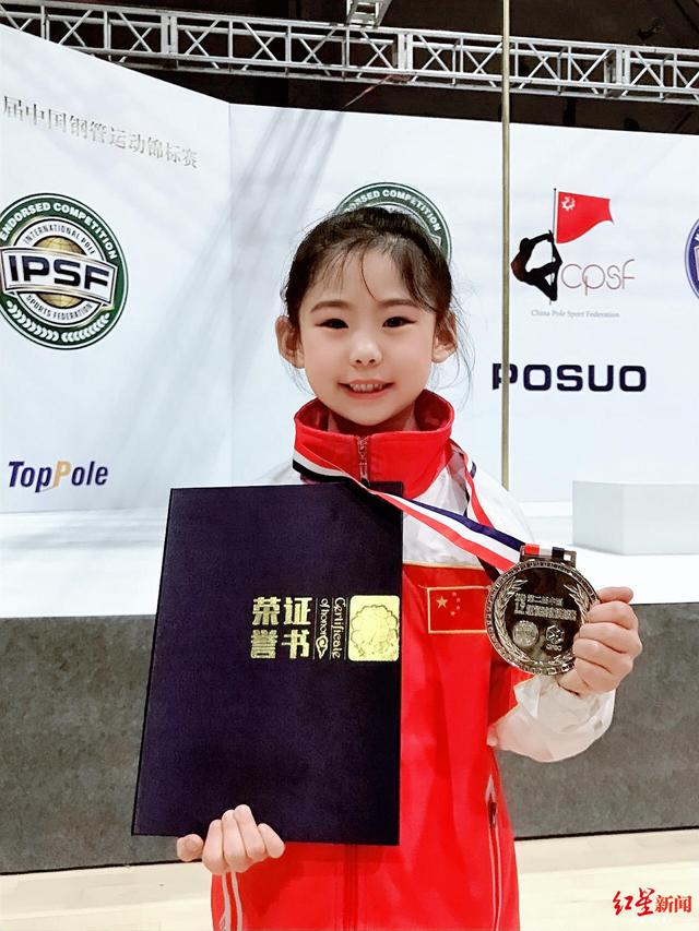 73岁的钢管运动“女神”:我会跳到跳不动的那天为止