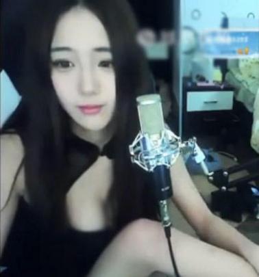 女主播直播游戏，网友称好大胆！