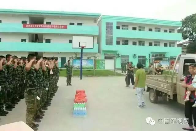 感动:抗洪一线上的军民一家亲