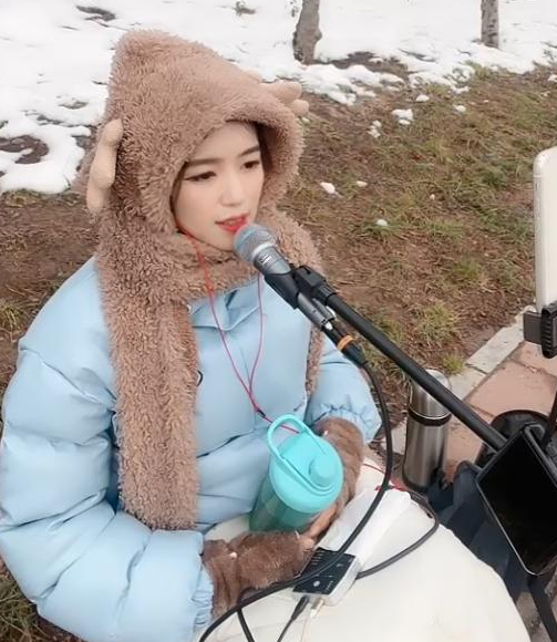 女网红大雪天在户外直播一整夜,一晚涨粉20万,直言钱比命重要
