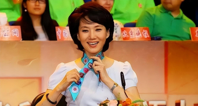 央视“首席女主播”李修平:42岁再嫁大10岁丈夫,至今无儿无女