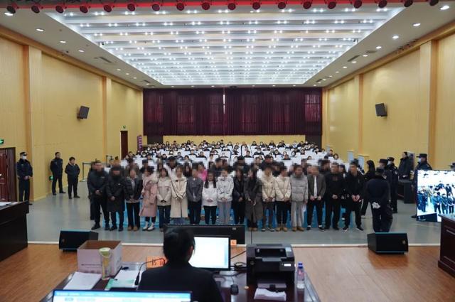 身材火爆的“美女主播”+“抠脚大汉”网络直播诈骗1300余万!50人全部获刑!