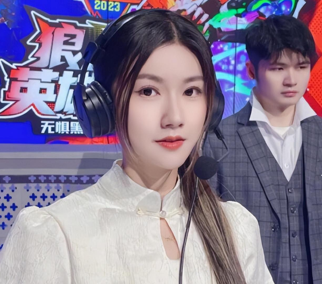 英雄联盟解说小苍发家史,早期直播赚了很多钱,就买了几十套房子