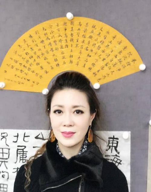 她是央视最美女主持,因直播“竖中指”被骂,如今46岁仍无儿无女