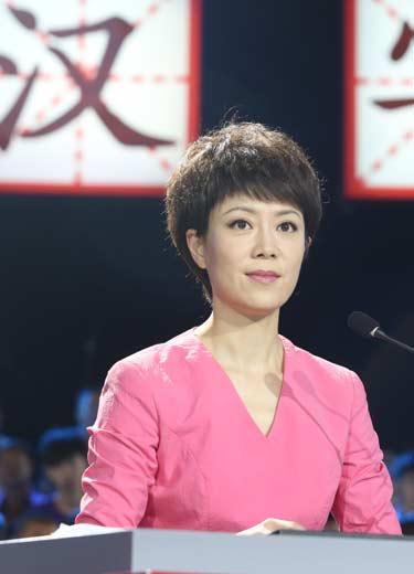她是央视最美女主持,因直播“竖中指”被骂,如今46岁仍无儿无女