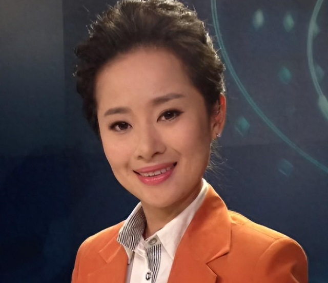 辽宁万人赞慕的著名主持人金霞,如今怎么样了?